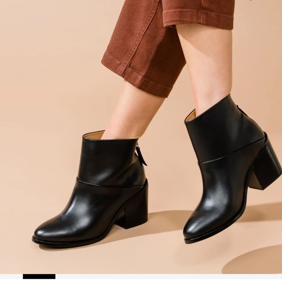 Nisolo Dari 2.0  black leather back zip ankle boot - Picture 2 of 10